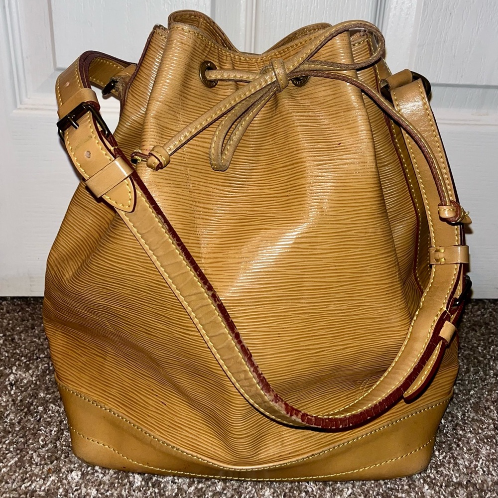 LOUIS VUITTON VINTAGE EPI NOE BUCKET BAG